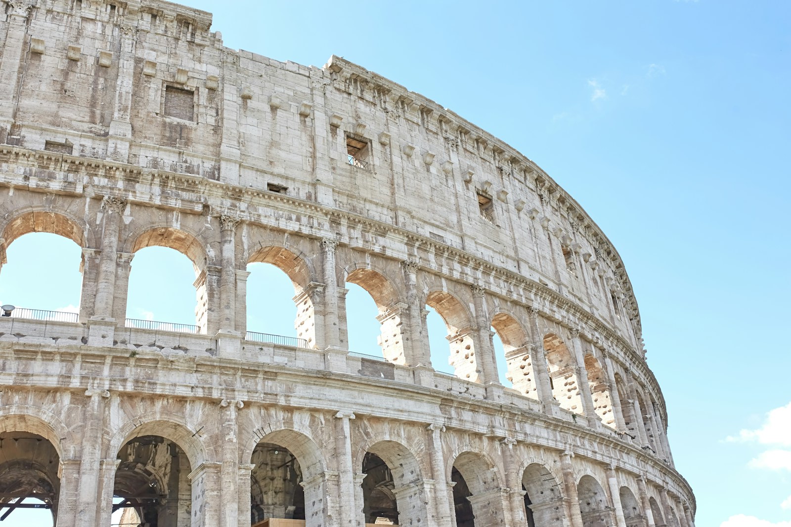 Facciata chiara del Colosseo al sole