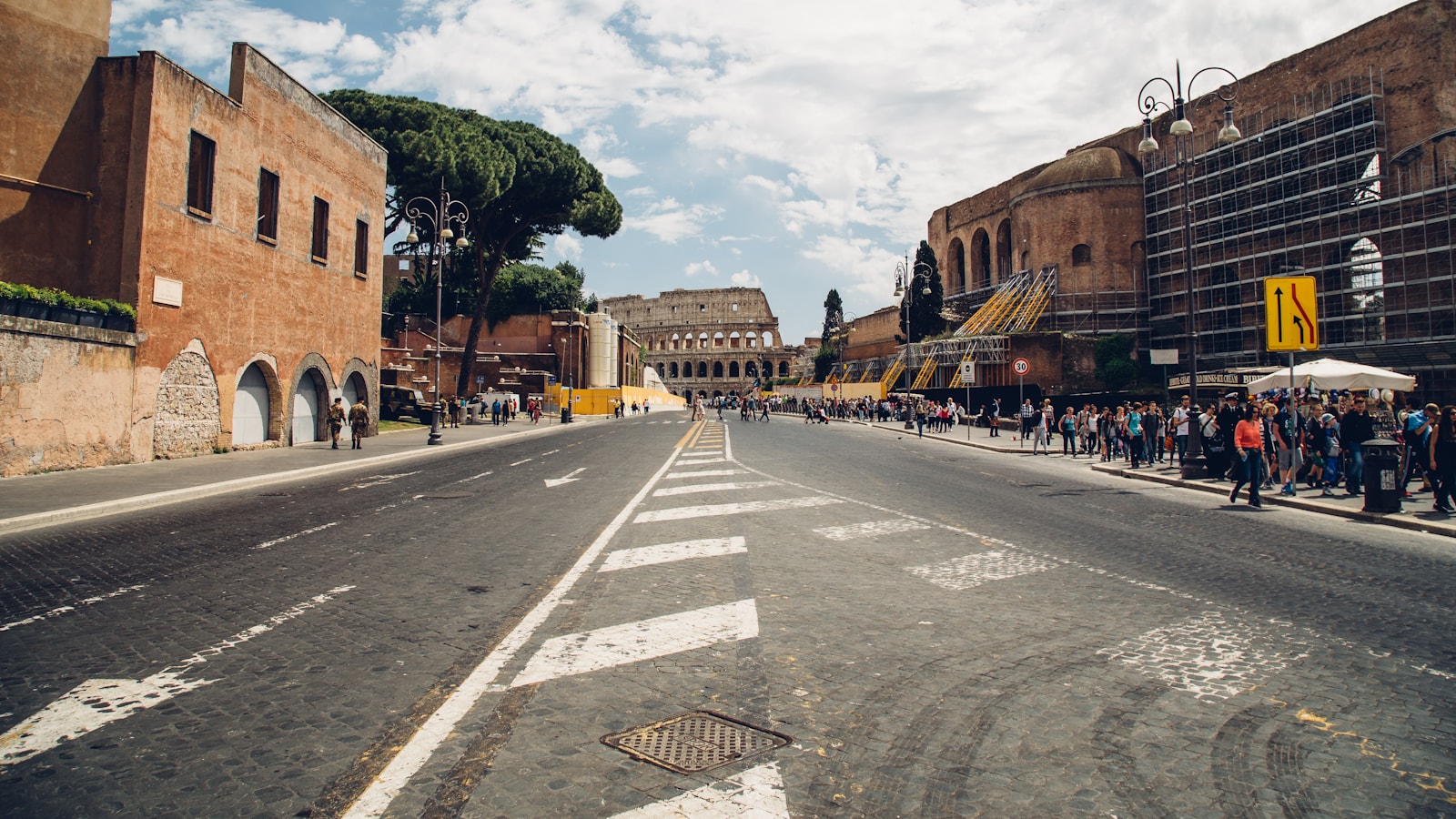 Strada di Roma con il Colosseo in lontananza